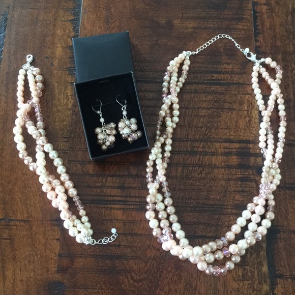 Avon Perlesque Rose Earrings - Picture 3 of 3